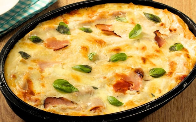 Lasanha de presunto e queijo com molho de tomate gratinada