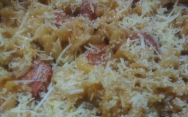 O suculento macarrão com salsicha