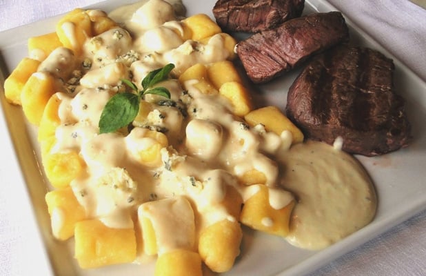 Nhoque de batata salsa com molho gorgonzola com escalopes de mignon