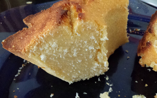 Bolo de fubá cremoso com coco