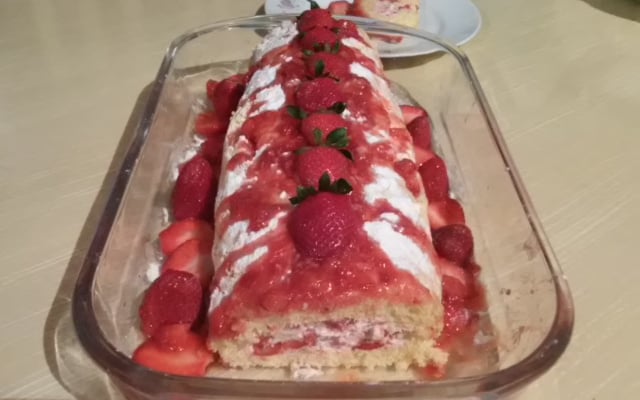 Rocambole de morango com chantilly