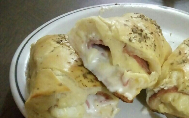 Enroladinho de presunto e mussarela