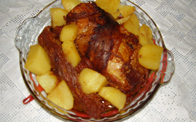 Carne assada com batatas