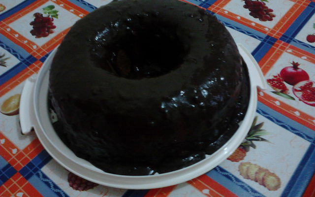 Bolo Mesclado com cobertura de chocolate da Camila