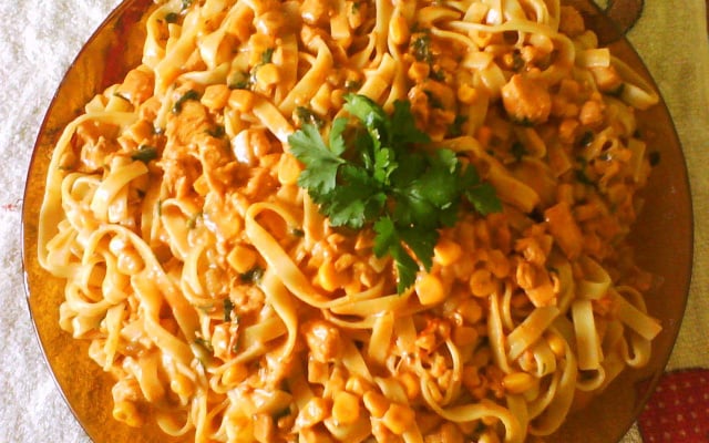 Macarrão com estrogonofe de frango rápido e fácil