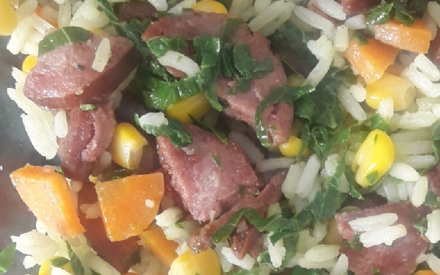 Arroz com milho e linguiça calabresa