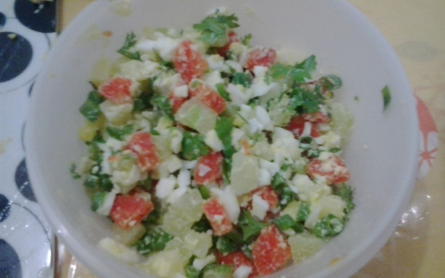 Salada colorida com ovo