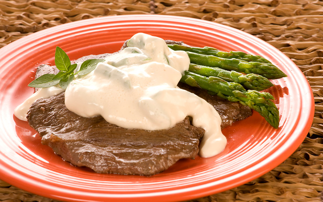 Escalope com molho de aspargos