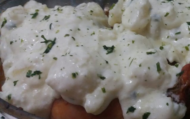 Coxa e sobrecoxa com batata ao creme