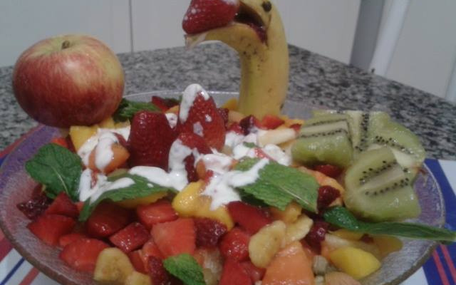 Salada de frutas refrescante com iogurte