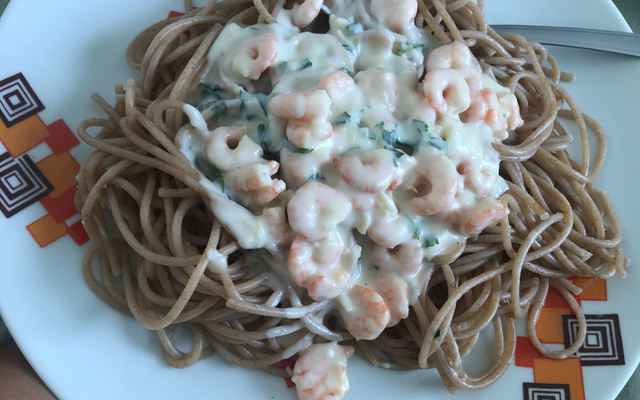 Macarrão ao molho branco especial de camarão