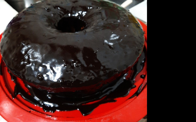 Bolo de cenoura com cobertura de chocolate