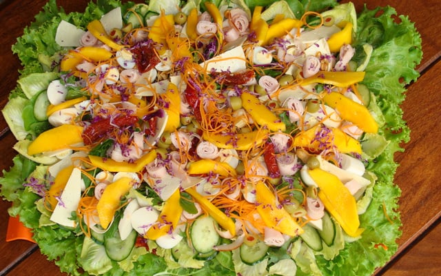 Salada troical com alface, repolho, manga e mais