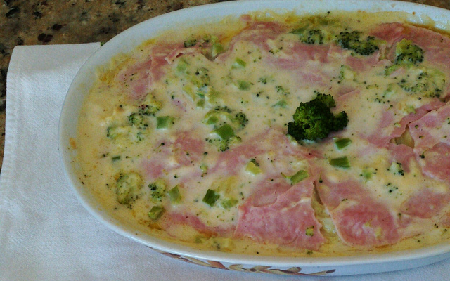 Deliciosa lasanha de repolho ao molho de queijo e brócolis