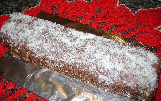 Rocambole de brigadeiro e coco