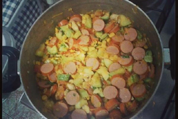 Fritada de salsicha com legumes