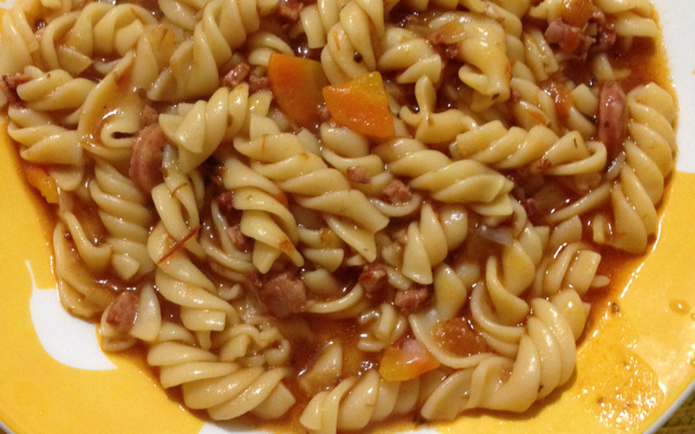 Macarrão expresso com calabresa e cenoura