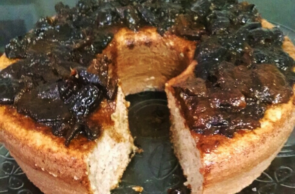Bolo de banana com aveia e calda de ameixas