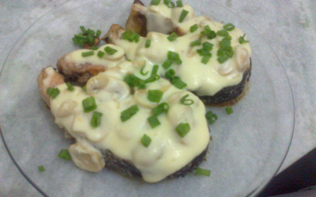 Salmão ao molho de requeijão light e champignos