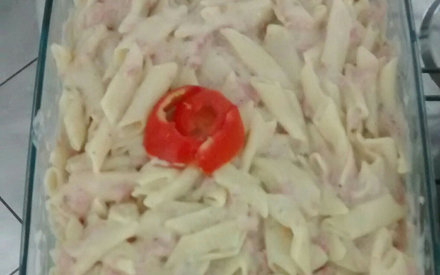 Macarrão com molho branco e presunto