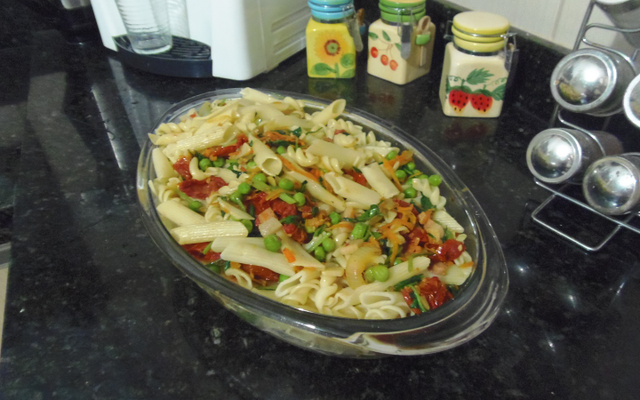 Macarrão com bacon, rúcula e tomate seco