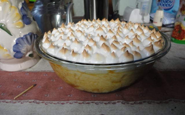 Chico balanceado com banana