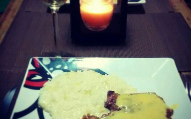 Filé mignon ao molho de mostarda com risoto de alho-poró