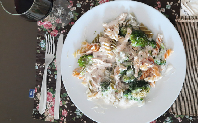 Macarrão com brócolis e creme branco