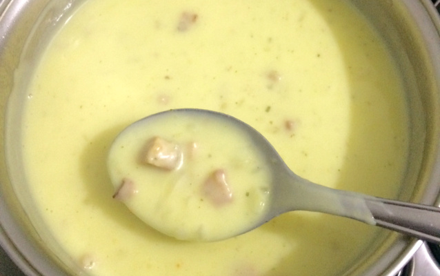 Sopa cremosa de batatas com requeijão