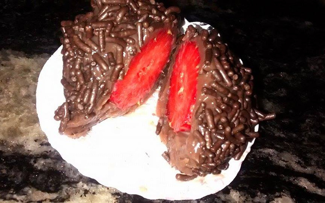 Bombom de brigadeiro com morango