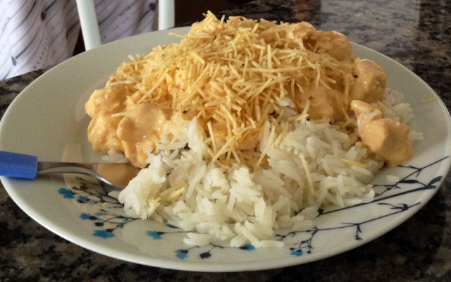 Estrogonofe de frango rápido, fácil e delicioso