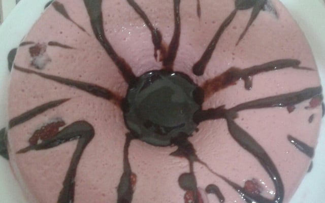 Pudim gelado de morango com calda de chocolate