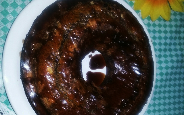 Bolo simples de liquidificador com cobertura de chocolate