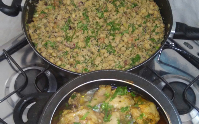 Galinha caipira com feijão tropeiro