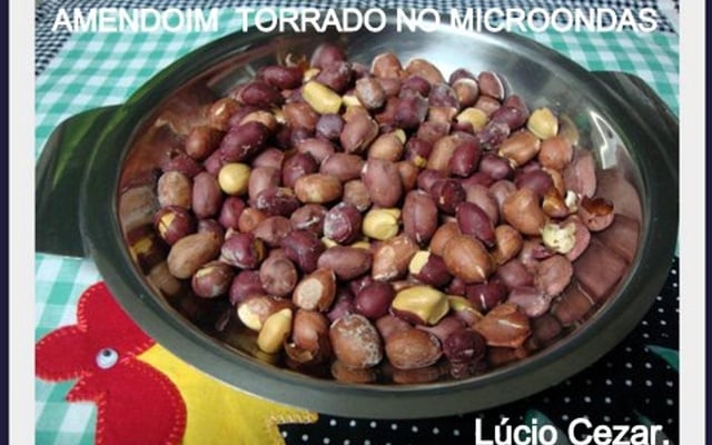 Amendoim torrado no micro-ondas