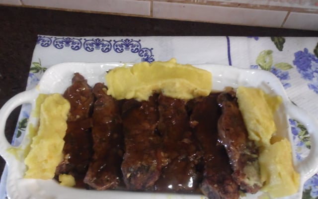 Steak sauce sur du bois