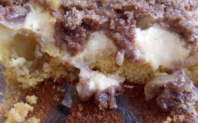 Cuca de uva com creme