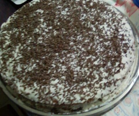 Bolo fofinho de chocolate com cobertura cremosa.