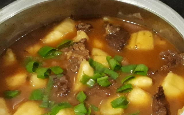 Carne cozida na panela de pressão com aipim