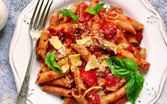 Macarrão integral com atum e molho de tomate
