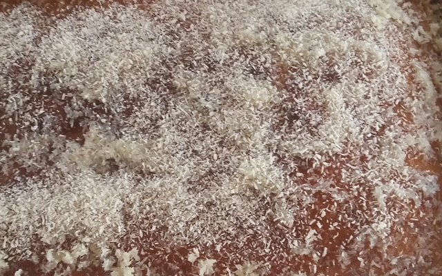 Bolo simples com calda de coco