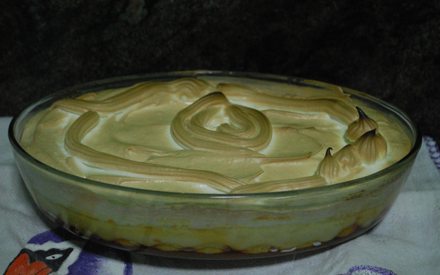 Chico balanceado com banana