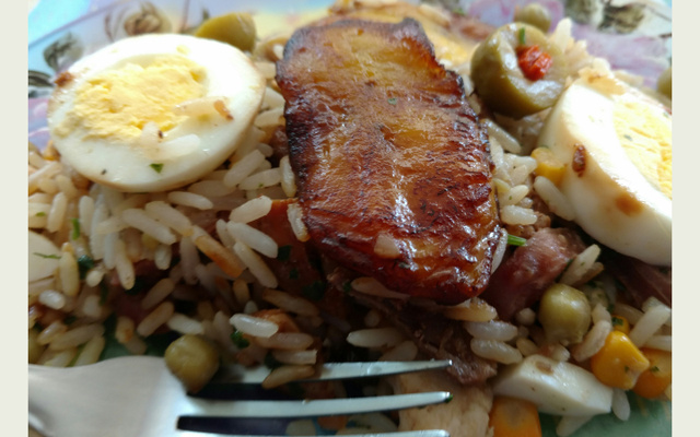 Arroz de forno com sobras de carnes de churrasco