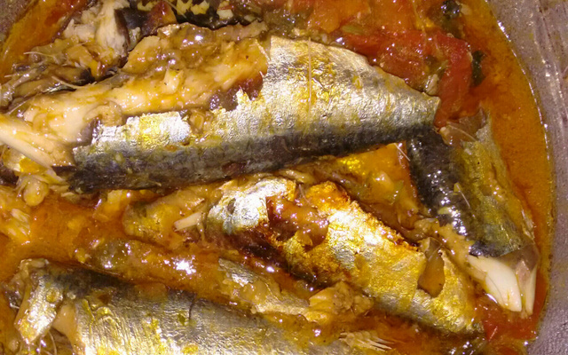 Sardinha fresca na panela de pressão