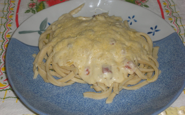 Fettuccine ao Molho de Bacon e Cebola