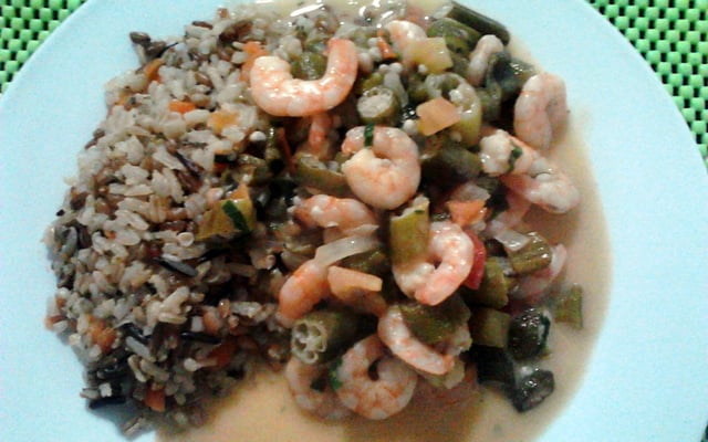 Camarão com quiabo ao leite de coco