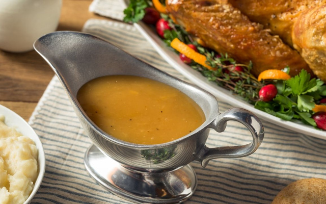 Molho para Chester em uma molheira ao lado da carne