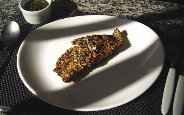 Salmão em crosta de gergelin e molho de gengibre