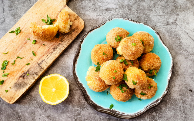 Bolinho de queijo com recheio de camarão