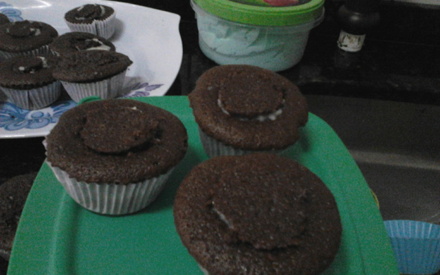 Cupcake de chocolate com recheio de beijinho